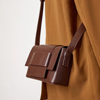 MATHILDE — Sac Bandoulière Femme · Cuir Véritable · Forme Boxy à Rabat